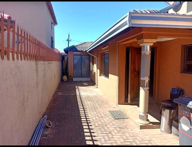 3 BEDROOM HOUSE FOR SALE IN PROTEA NORTH